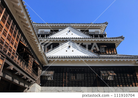 從松山城主舞台的庭院入口多聞櫓入口看到的內門和主塔（天守閣）。 111910704