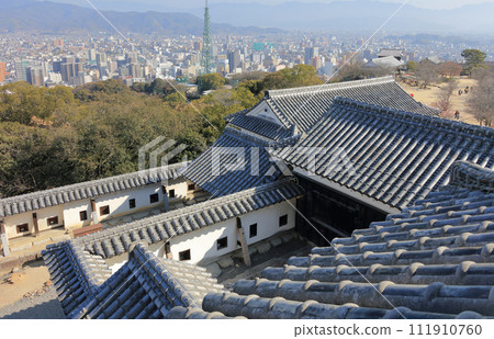 從松山城主塔看二之門、三之門和松山市 111910760