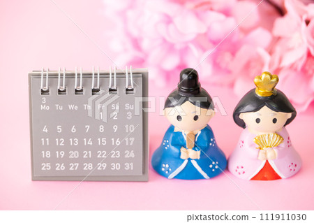 Hina 娃娃和日曆的 Hinamatsuri 圖像 Hina 娃娃和日曆的 Hinamatsuri 圖像 111911030