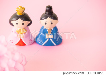 Hinamatsuri image of cute Hina dolls and cherry blossoms Hinamatsuri image of cute Hina dolls and cherry blossoms 111911055