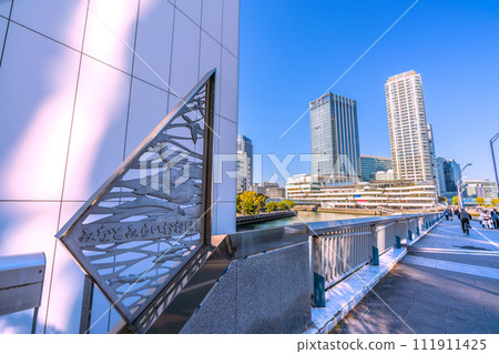 日本橫濱市景「港未來橋」、橫濱灣區、水上巴士（抵達）等 111911425