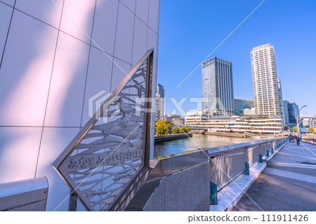 日本橫濱市景「港未來橋」、橫濱灣區、水上巴士（抵達）等 111911426