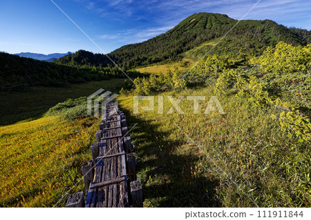 Oze/Hushigatake summit seen from the climb from Oike 111911844