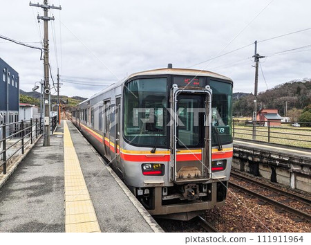 JR姬新線列車在車站停靠 JR姬新線列車在車站停靠 111911964