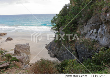 Tatadohama beach at Shimoda on the Izu penninsula of Shizuoka Japan, famous for beautiful white sand, surfing, and nearby onsen hot spring mineral baths Tatadohama beach at Shimoda on the Izu penninsula of Shizuoka Japan, famous for beautiful white sand, surfing, and nearby onsen hot spring mineral baths 111912330