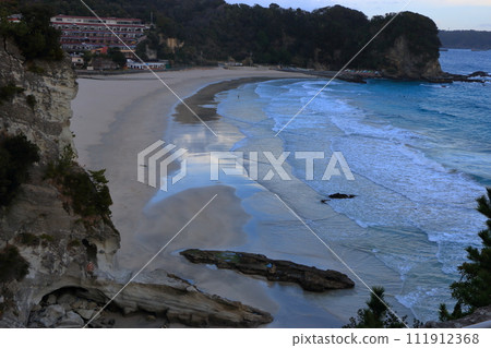 Tatadohama beach at Shimoda on the Izu penninsula of Shizuoka Japan, famous for beautiful white sand, surfing, and nearby onsen hot spring mineral baths Tatadohama beach at Shimoda on the Izu penninsula of Shizuoka Japan, famous for beautiful white sand, surfing, and nearby onsen hot spring mineral baths 111912368