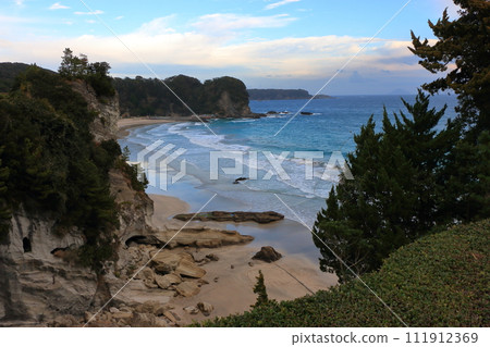 Tatadohama beach at Shimoda on the Izu penninsula of Shizuoka Japan, famous for beautiful white sand, surfing, and nearby onsen hot spring mineral baths Tatadohama beach at Shimoda on the Izu penninsula of Shizuoka Japan, famous for beautiful white sand, surfing, and nearby onsen hot spring mineral baths 111912369
