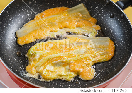 Stir the batter around the Chinese cabbage and bake. 111912601