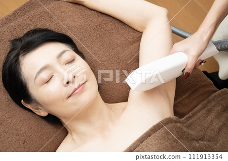 一名婦女正在接受除毛治療 一名婦女正在接受除毛治療 111913354