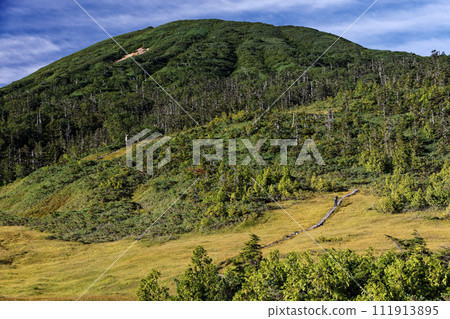 初秋從尾瀨/熊澤田代看到的螢石岳 111913895