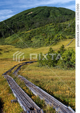 初秋從尾瀨/熊澤田代看到的螢石岳 111913900