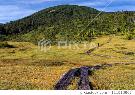 初秋從尾瀨/熊澤田代看到的螢石岳 111913902