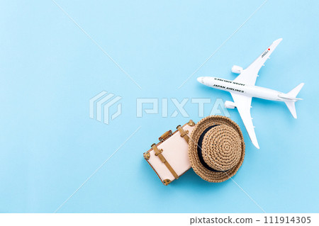 旅行袋行李箱、草帽和飛機 111914305