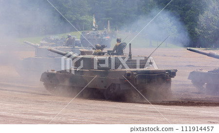 陸上自衛隊90式戰車行駛 111914457