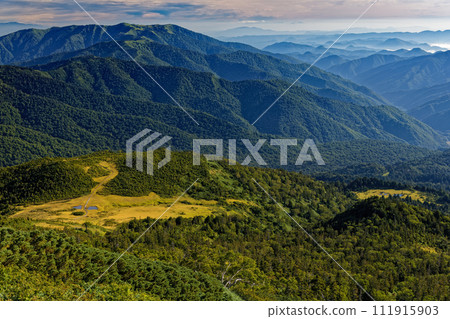 Kumazawa Tashiro Pond and Aizu Komagatake seen from the climb of Oze/Hushigatake 111915903