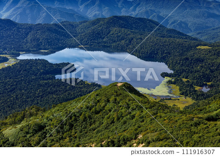 Lake Ozenuma and Mt. Minobuchi seen from Mt. Hiushigatake and Mt. Lake Ozenuma and Mt. Minobuchi seen from Mt. Hiushigatake and Mt. 111916307