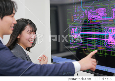 Engineers and men having a meeting while looking at the CAD screen_4 111916500