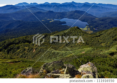 從螢石嶽和富士山看到的大瀨沼湖和日光山。 從螢石嶽和富士山看到的大瀨沼湖和日光山。 111916550
