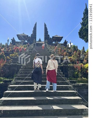 巴厘島烏布布沙基寺兩名婦女的後視圖 巴厘島烏布布沙基寺兩名婦女的後視圖 111916641