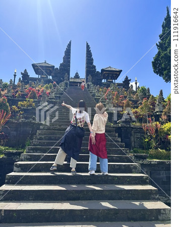 巴厘島烏布布沙基寺兩名婦女的後視圖 巴厘島烏布布沙基寺兩名婦女的後視圖 111916642