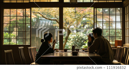 Scene of chatting at a Japanese restaurant as autumn deepens 111916832