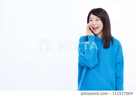 A woman in her 40s smiling and shouting 111917004