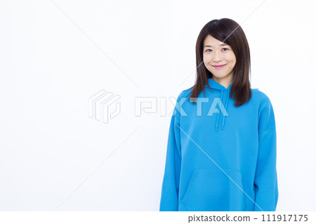 穿著藍色連帽衫的微笑女人 111917175