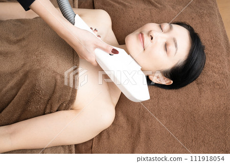 一名婦女正在接受除毛治療 111918054