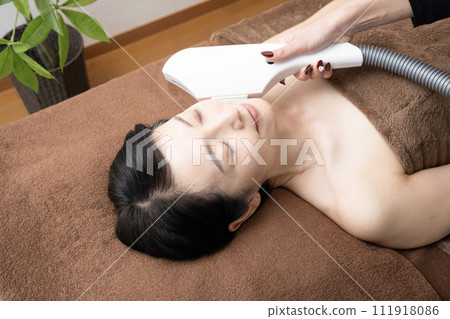 一名婦女正在接受除毛治療 111918086