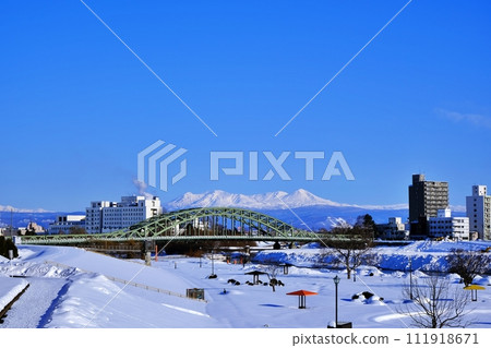北海道旭川市 旭橋大橋和大雪山連峰的景色 111918671