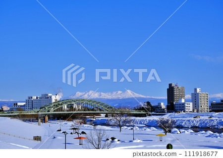 北海道旭川市 旭橋大橋和大雪山連峰的景色 北海道旭川市 旭橋大橋和大雪山連峰的景色 111918677