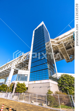 日本橫濱城市景觀,俯瞰通往橫濱灣大橋天橋的天空塔 日本橫濱城市景觀,俯瞰通往橫濱灣大橋天橋的天空塔 111919539