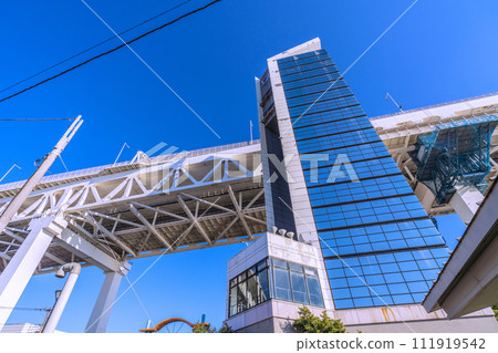 日本橫濱城市景觀，俯瞰通往橫濱灣大橋天橋的天空塔 111919542