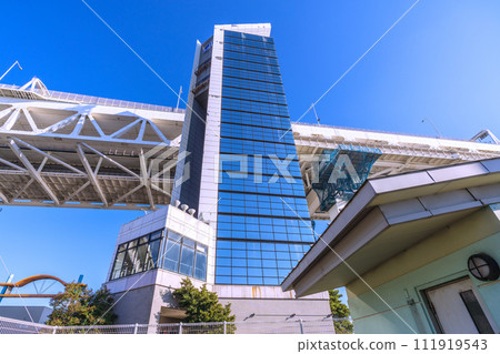 日本橫濱城市景觀,俯瞰通往橫濱灣大橋天橋的天空塔 日本橫濱城市景觀,俯瞰通往橫濱灣大橋天橋的天空塔 111919543