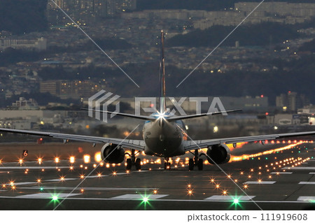 在伊丹機場的飛機著陸 111919608
