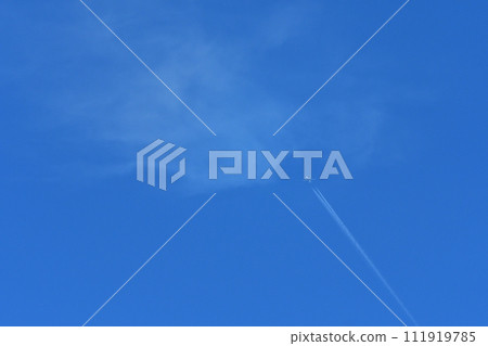 軌跡雲天空抬頭冬季白色藍色晴朗的天空波音空中巴士飛機天空飛機客機 軌跡雲天空抬頭冬季白色藍色晴朗的天空波音空中巴士飛機天空飛機客機 111919785