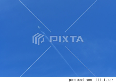 contrail clouds sky looking up winter white blue clear sky Boeing Airbus aircraft sky airplane passenger plane contrail clouds sky looking up winter white blue clear sky Boeing Airbus aircraft sky airplane passenger plane 111919787