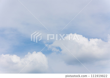春天藍天和白色雲彩 春天藍天和白色雲彩 111919822