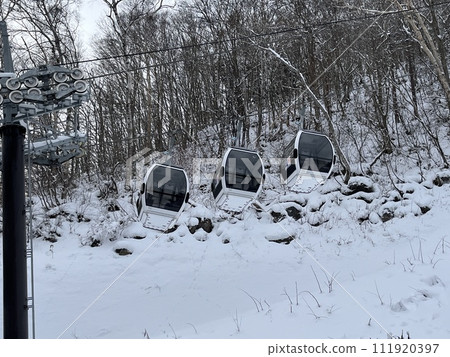 Three gondolas “Shiga Kogen Resort Gondola” lower river hut (Giant Ski Resort) Three gondolas “Shiga Kogen Resort Gondola” lower river hut (Giant Ski Resort) 111920397