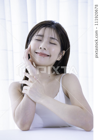 背心美女形象的年輕女子 111920678