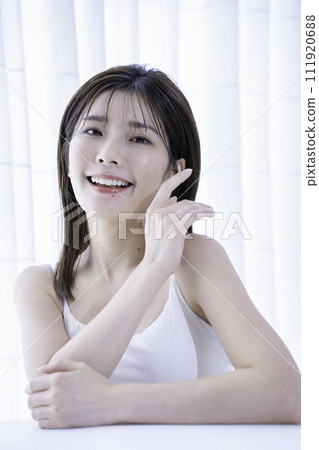 背心美女形象的年輕女子 111920688