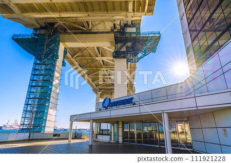 日本橫濱城市景觀通往橫濱灣大橋天橋的天空塔入口和出口景觀 111921228