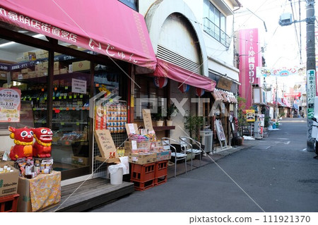東京都杉並區沖繩鎮的主要街道 111921370