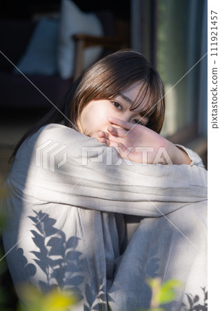 放鬆在沙發的婦女 111921457