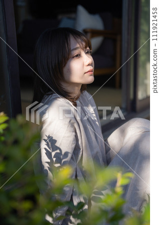 放鬆在沙發的婦女 111921458
