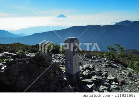 [山頂標誌]靜岡縣、南阿爾卑斯山、千張岳（2018年） 111921692