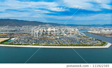 A view of the reclaimed land at Minami Ashiyahama Veranda, a famous fishing spot in Hyogo Prefecture that can only be photographed with a drone. 111922385