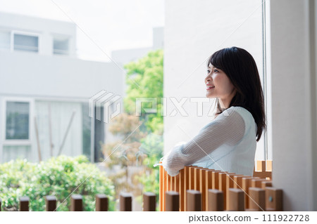 一個女人在光線充足的房子裡放鬆 一個女人在光線充足的房子裡放鬆 111922728