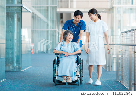 輪椅的高級婦女和醫務工作者、醫生、護士 111922842
