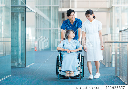 Senior woman in a wheelchair and medical worker, doctor, nurse 111922857